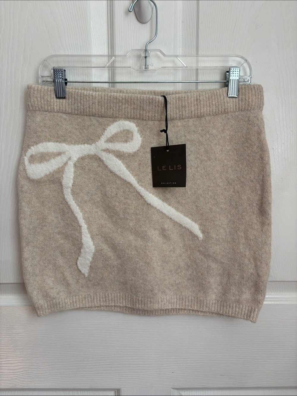 New NWT Le Lis Beige Knit Mid Rise Mini Skirt with Cream Bow Accent Size Large